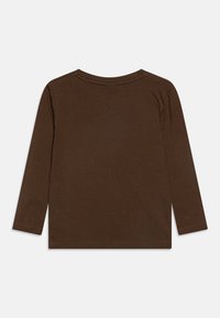 Hnědá dlouhá tričko s dlouhým rukávem vyrobené z měkkého materiálu, s klasickým kulatým výstřihem a jednoduchými, čistými liniemi bez vzorů nebo akcentů.