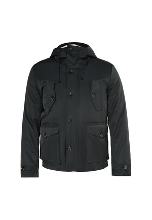 Giacca nera con bottoni, con cappuccio, quattro tasche frontali con patta e coulisse sul cappuccio, mostrata su sfondo bianco.