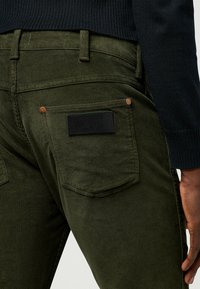 Wrangler GREENSBORO - Vaqueros rectos - forest night