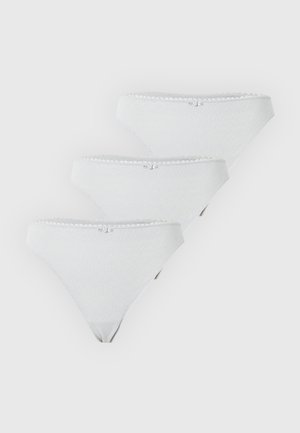Drie witte dames bikini-slips met subtiele hartpatronen en kleine decoratieve strikjes op de tailleband, gerangschikt in een verspringende stapel.