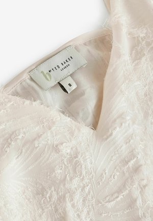 Lyserød kjole med tekstureret stof, med V-udskæring og lagdelte frynse detaljer. Mærket lyder "By Ted Baker, London," størrelse 8.