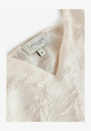 Hellrosa Kleid aus strukturiertem Stoff mit V-Ausschnitt und geschichteten Fransenakzenten. Auf dem Etikett steht "By Ted Baker, London", Größe 8.