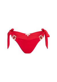 Bas de bikini rouge avec fermetures à liens sur les côtés. Présente un matériel décoratif avec un accent en pierre précieuse d'un côté. Tissu lisse et extensible.