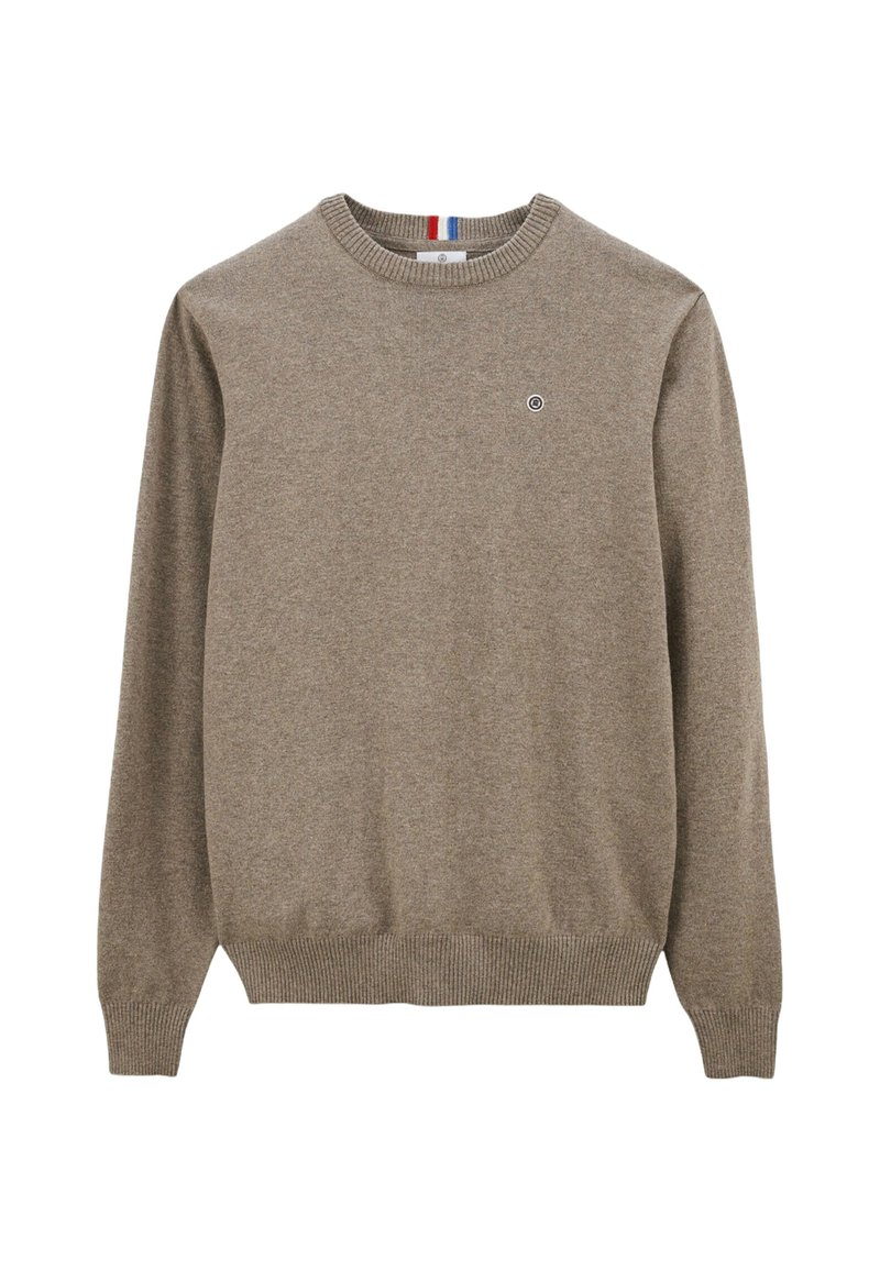 Pull en maille marron clair avec un col rond, des manches longues et un petit logo circulaire sur la poitrine. Poignets et ourlet côtelés.