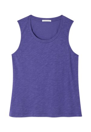 Violetinė rankovių neturinti liemenė su apvalia iškirpte, pagaminta iš minkštos tekstūruotos medžiagos, išlyginta ant balto paviršiaus.