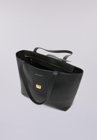 Svart lädertote med två handtag, detaljer i guld, och ett dragkedjefack på insidan. Har en slät yta och minimalistisk design.