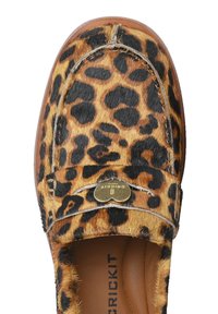 Scarpe slip-on con motivo leopardo, dalla texture morbida e simile alla pelliccia, con bordature in pelle marrone e un accento metallico con logo sulla parte frontale.