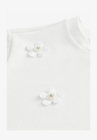 Unselected, white