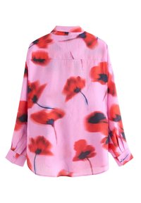 Lehká košile s dlouhými rukávy růžové barvy s motivem červených máků. Klasický límec a zapínání na knoflíky u manžet. Hladká textura.