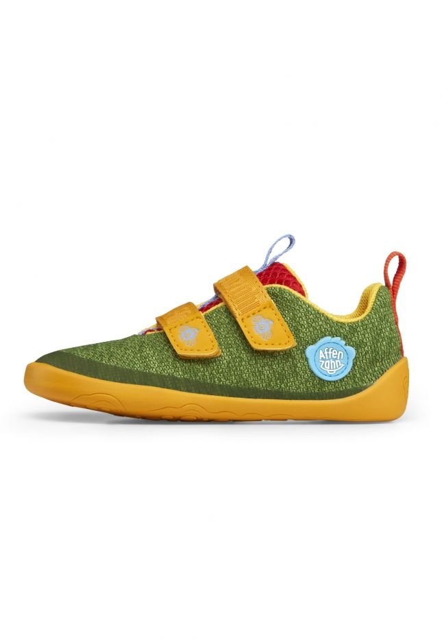 Scarpa di stoffa verde con suola in gomma gialla, dotata di due fibbie in Velcro gialle, accenti rossi e un logo blu sul lato.