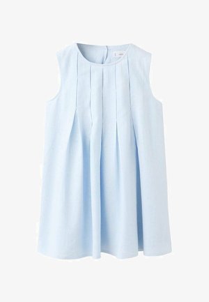 Rochiță fără mâneci pentru copil mic, albastru deschis, cu decolteu rotund și pliuri verticale în față, confecționată dintr-un material moale și ușor.