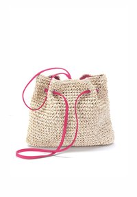 Borsa a secchiello in paglia intrecciata con tracolle in pelle rosa, dotata di chiusura a coulisse e superficie testurizzata. Il colore principale è beige naturale.