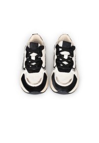 Sneakers con una toma superiore in rete bianca e dettagli in suede nero, lacci neri e una suola testurizzata. Design classico con punta arrotondata, stile minimalista.