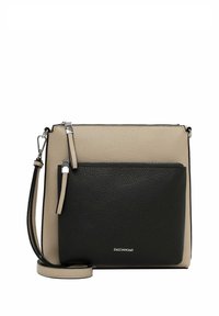 Bolso bandolera de cuero en beige y negro. Presenta material texturizado, bolsillo frontal con cremallera y correa ajustable. Logo en la parte inferior delantera.