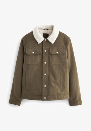 Brązowa zamszowa kurtka z białym sztucznym kołnierzem typu shearling, z przodu na zatrzaski, dwie zapinane na guziki kieszenie na piersiach oraz boczne kieszenie z rozcięciami.
