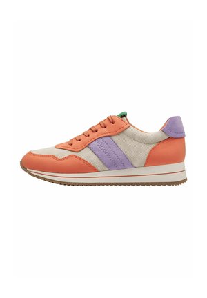 Baskets à lacets avec un mélange de matériaux orange, violet et beige; tige texturée, semelle en caoutchouc et rayures contrastées sur les côtés.