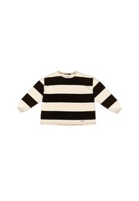 Majica z dolgimi rokavi s širokimi vodoravnimi črnimi in belimi črtami ter rebrastimi manšetami, položena na belo ozadje.