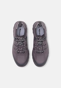 Lila Wanderschuhe mit atmungsaktivem Mesh-Obermaterial, verstärkter Zehenschutzkappe und gemusterten Schnürsenkeln. Gummiaußensohle für Traktion. Größe 37.