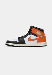 Schwarze Leder-Mid-Top-Sneaker mit weißen und orangefarbenen Akzenten. Verfügt über Schnürsenkel, Logodetails und eine strukturierte Gummisohle.
