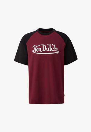 Bordo ja must lühikeste varrukatega T-särk, millel on valge "Von Dutch" logo. Valmistatud pehmest kangast, klassikalise raglanidisainiga.