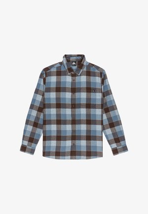 Camisa de franela de cuadros azules y marrones con mangas largas, cierre de botones en la parte delantera y un bolsillo en el pecho que presenta un pequeño logo. Textura suave.