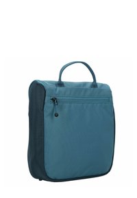 Bolsa de tela rectangular azul con un asa superior, bolsillo con cremallera en la parte frontal y superficie texturizada. Bordes reforzados para mayor durabilidad.