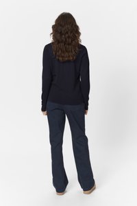 Námořnická modrá svetr s dlouhými rukávy, přiléhavý design. V kombinaci s širokými námořnickými kalhotami, oba materiály vypadají hladce s minimální texturou.