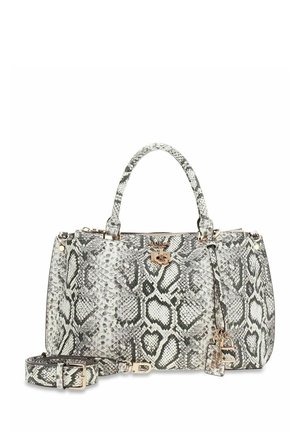 Borsa con motivo in pelle di serpente grigia e bianca, con doppi manici, ferrature dorate e tracolla removibile posizionata accanto su sfondo bianco.