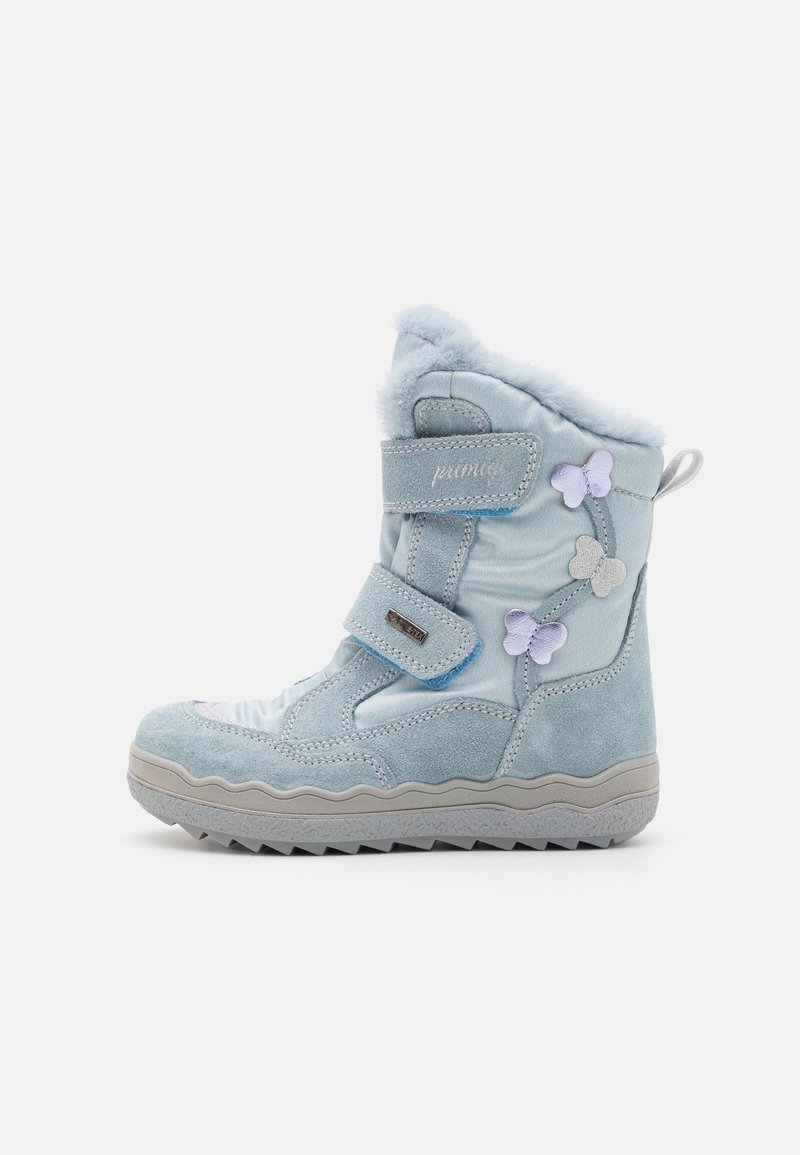 Botte d'hiver bleu clair en daim et matériaux synthétiques, avec deux bandes velcro, garniture en fourrure et papillons décoratifs.