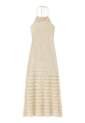 Vestito beige all'uncinetto con dettagli floreali sullo scollo e motivo traforato sulla gonna, modello lungo fino a terra.