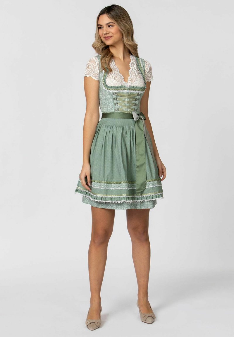 Grünes Dirndlkleid mit einem taillierten Oberteil, geschnürter Vorderseite und ausladendem Rock. Verfügt über florale Muster, Spitzenbesatz und einen Satinschärpe.