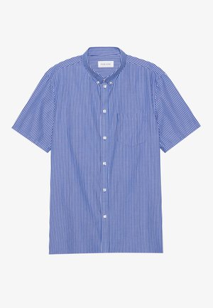 Camicia a maniche corte con bottoni in blu e bianco a righe verticali. Presenta un colletto a punta e una tasca sul petto. Realizzata in tessuto leggero.