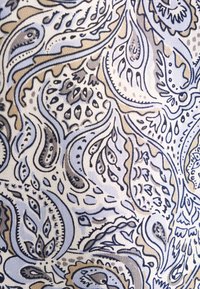 Tkanina w wzory z misternymi motywami paisley w odcieniach beżu, granatu i jasnoniebieskiego na kremowym tle, ukazująca różnorodne kształty i faktury.