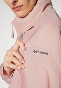 Columbia PARACUTIE™ - Tuulitakki - eraser pink