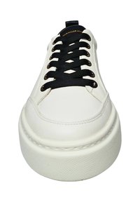 Sneaker in pelle bianca con punta arrotondata, lacci neri e suola spessa e testurizzata. Presenta un dettaglio di cucitura sottile e un'etichetta sul tallone.