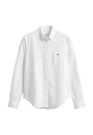 Weißes langärmliges Hemd mit Knöpfen, Kragen und Brusttasche mit kleinem besticktem Logo auf einfarbigem Hintergrund.