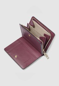 Bordeauxrode leren portemonnee met gouden accessoires, voorzien van een ritsvak, kaarthouders en een veilige drukknopsluiting, gevoerd met beige stof.