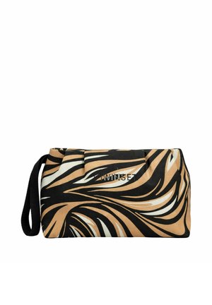 Borsa da polso rettangolare con strisce astratte a zebra beige, nere e bianche e una tracolla nera su sfondo bianco.