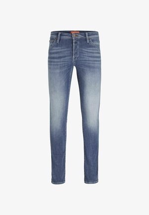 Jeans de mezclilla azul claro con corte recto, que presentan áreas deslavadas, cinco bolsillos y un cierre de botón con detalles de costura marrón.