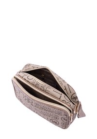 Borsa a tracolla beige con stampa del logo, due scomparti con zip, texture liscia e dettagli in metallo dorato. Include un cinturino regolabile.