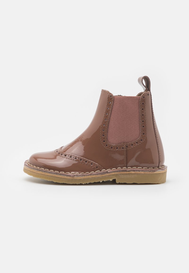 Botín Chelsea de charol marrón con paneles laterales elásticos, detalles decorativos de brogue y suela de goma. Costuras acentuadas alrededor de la base.