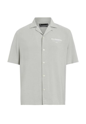 Camisa de manga corta de color gris claro, hecha de una tela suave, con un cuello clásico, cierre frontal de botones y un logotipo de marca bordado.
