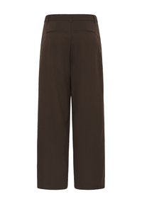 Pantalon large marron foncé vu de dos avec deux poches passepoilées et des passants de ceinture sur fond blanc.