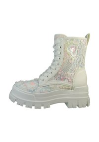 Bocanci cu sireturi până la gleznă, din material alb texturat, cu broderie florală pastel și o talpă groasă cu accente de aderență.