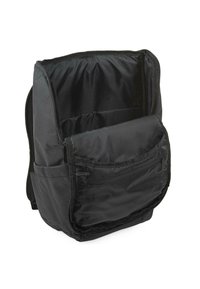Mochila negra hecha de un tejido duradero. Presenta un compartimento principal espacioso, un bolsillo frontal y cierres de cremallera. Textura suave, diseño minimalista.