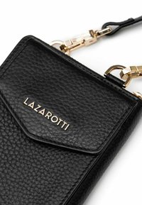 Borsa in pelle nera texture con tracolla in catena dorata e logo "LAZAROTTI" centrato sulla parte anteriore. Presenta una chiusura a pattina e un design elegante.