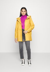 Vero Moda Petite VMMALOU - Parca - amber gold