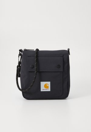 Sac bandoulière noir Carhartt avec poche avant à bouton et sangle en corde réglable, avec patch logo Carhartt sur la poche avant.