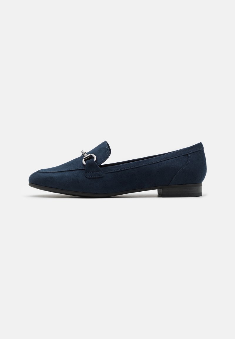 Mocassins en suède bleu marine avec petit talon et détail en métal argenté sur le cou-de-pied, vus de profil sur un fond uni.