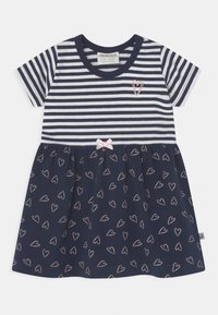 Niebiesko-biała sukienka w paski z krótkimi rękawami, z serduszkowym nadrukiem na spódnicy i różową kokardką na talii.